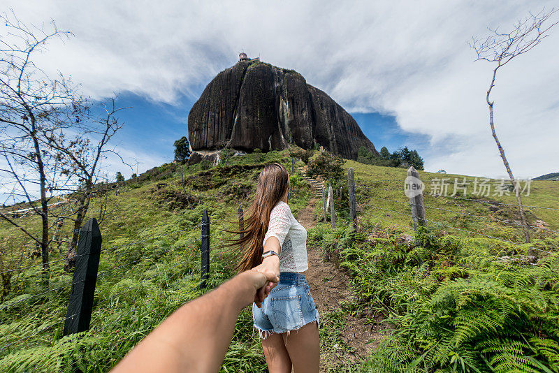 在El Peñol徒步旅行时，妇女领路